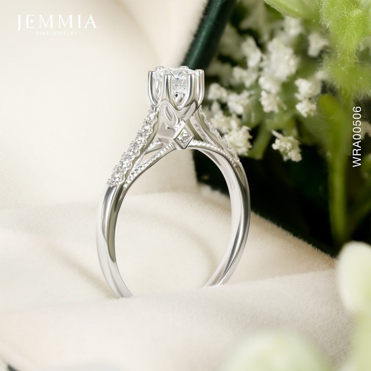 Phần đai nhẫn được cách điệu uốn lượn như hai sợi dây đan chặt vào nhau.