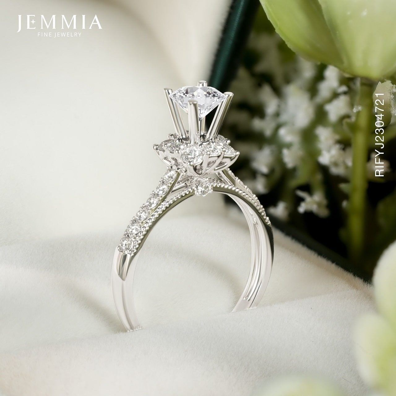 Phần đai nhẫn được cách điệu uốn lượn như hai sợi dây đan chặt vào nhau.