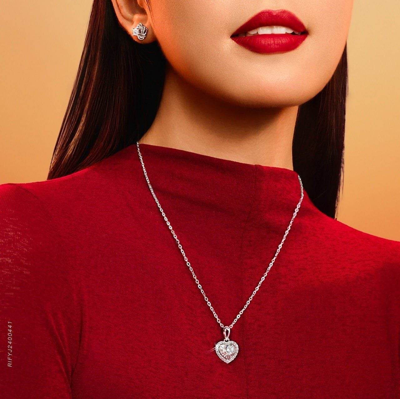 Viên kim cương chủ được bao bọc bởi các chấu vàng trắng, treo trên sợi dây mảnh mai.