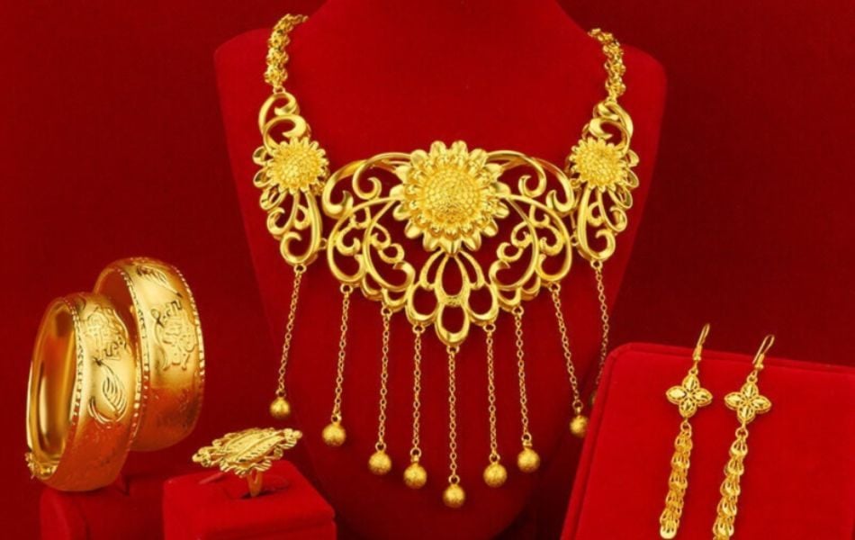 Vàng cưới là loại vàng được sử dụng để làm nhẫn cưới, vòng tay, dây chuyền, bông tai…