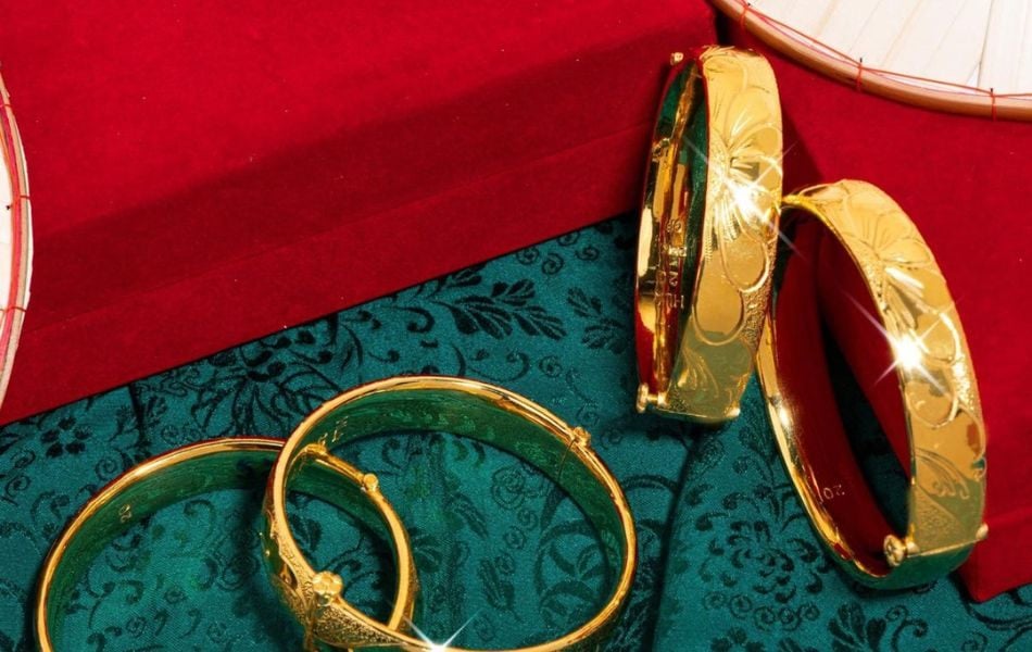 Vàng 24k như đã nói ở trên có hàm lượng vàng cao hơn và có màu vàng sáng hơn so với vàng 18k