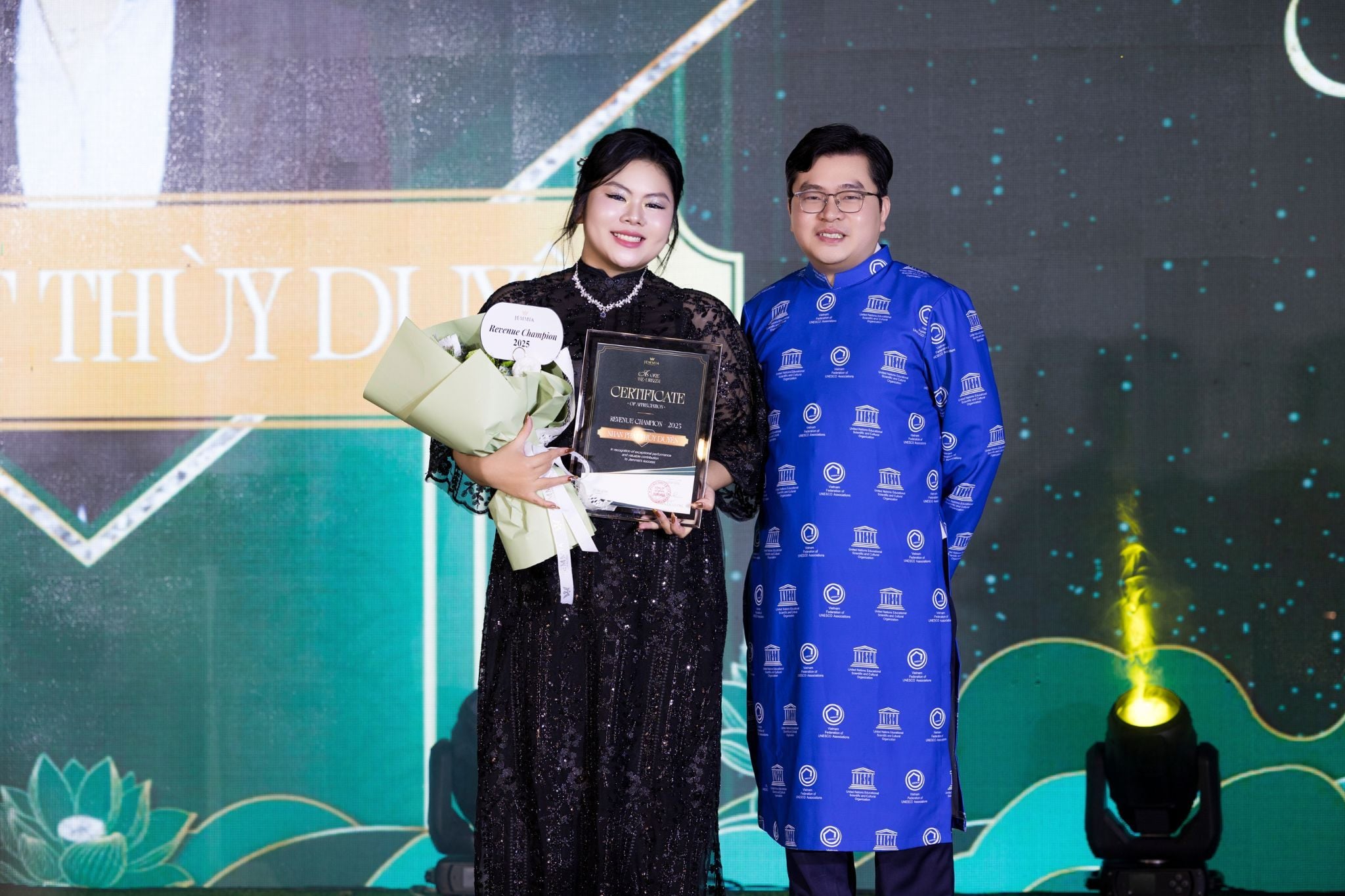 Vinh danh Year End Party