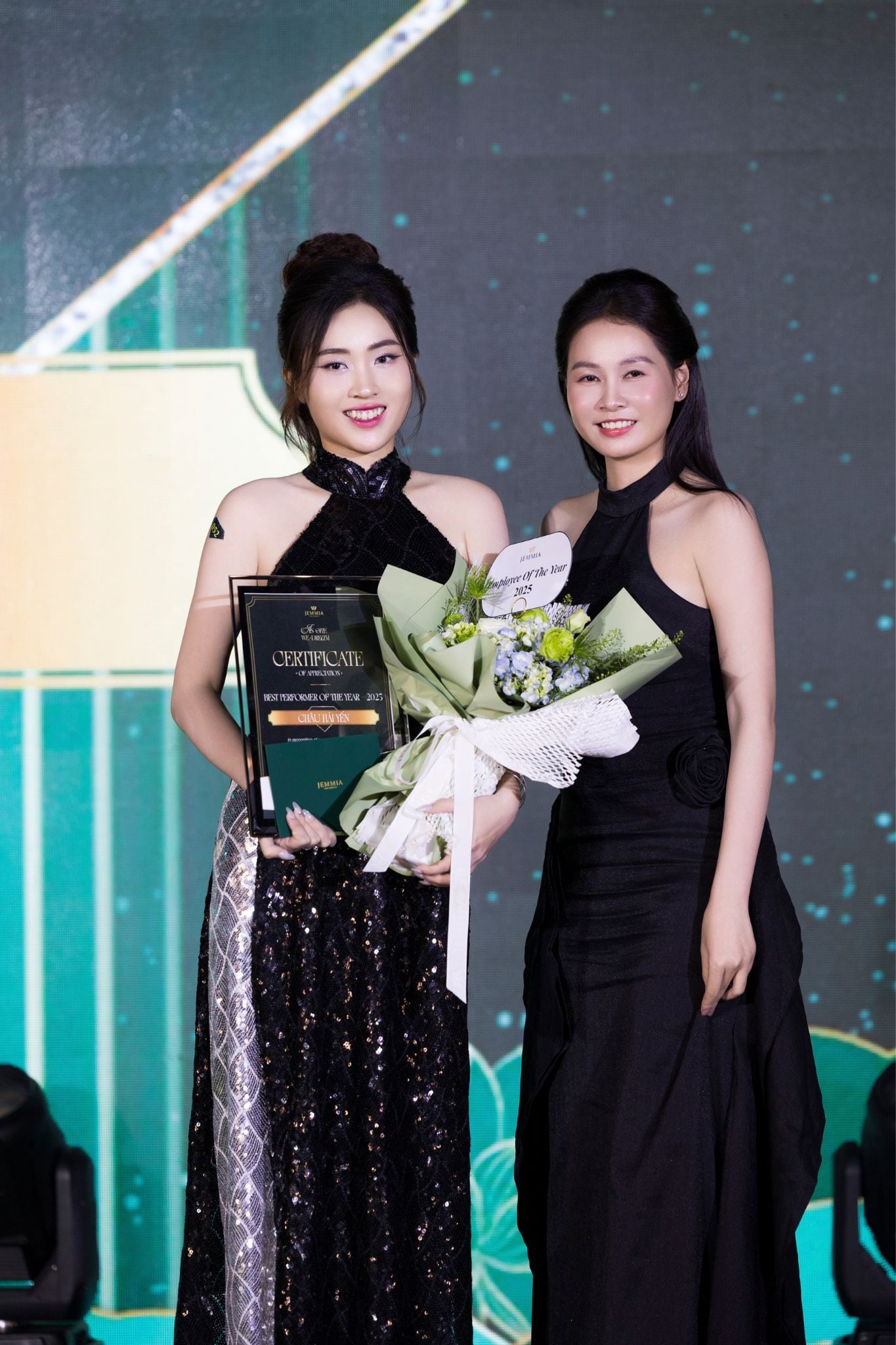 Vinh danh Year End Party