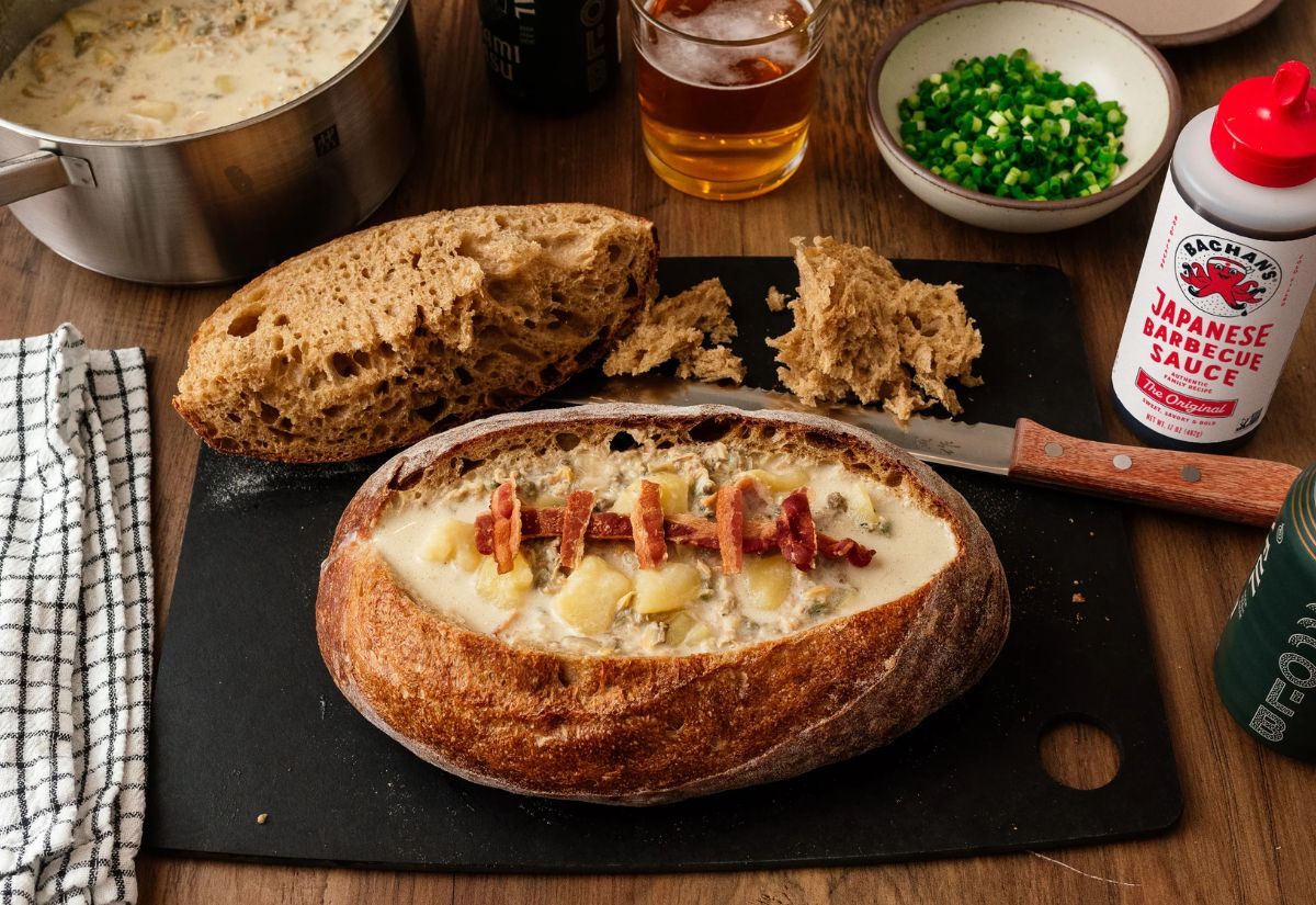 Bánh mì sourdough và clam chowder