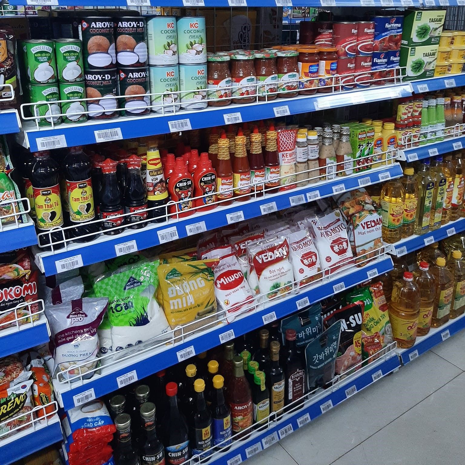 Trung_bay_hang_tai_sieu_thi_mini_Da_Lat_Lam_Dong