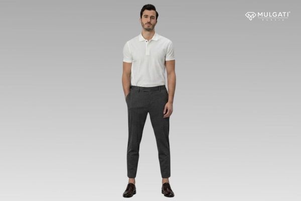 Giày Derby cognac phối áo polo navy và quần chinos phong cách casual lịch lãm