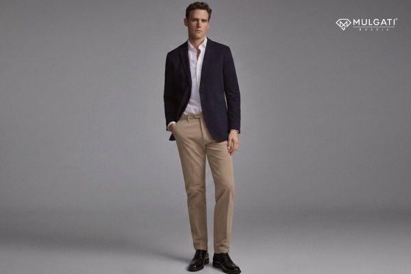 Cách phối giày Derby với chinos kaki và blazer navy phong cách smart casual