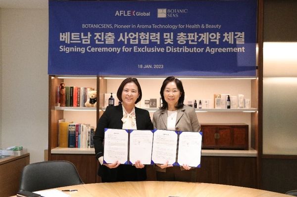 Giáo sư Park Tae-sun - Khoa Thực phẩm và Dinh dưỡng tại Đại học Yonsei, Hàn Quốc (bên phải ảnh) kí kết thỏa thuận hợp tác