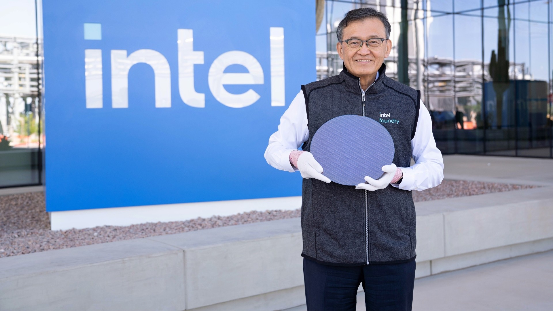 Tổng Giám đốc Điều hành Intel, Lip-Bu Tan, đang cầm một tấm wafer chứa các ô CPU dành cho Intel Core Ultra series 3, tên mã Panther Lake, tại cơ sở Intel Ocotillo ở Chandler, Arizona