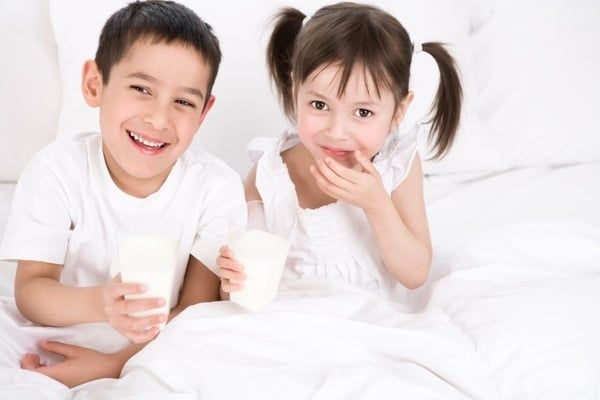 những lưu ý khi cho bé uống sữa tươi nguyên kem