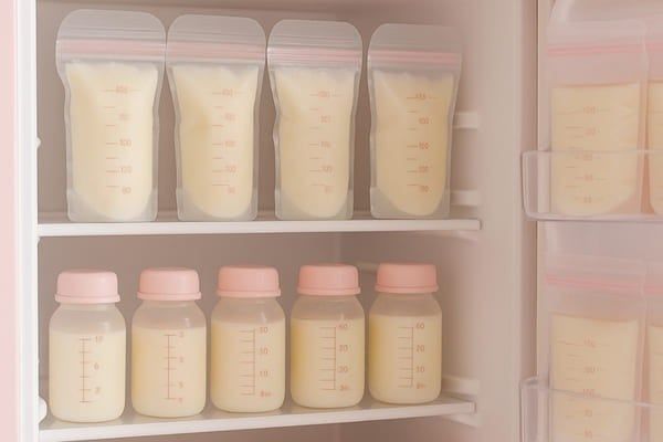 làm sao để sữa mẹ để ngăn mát không bị tách lớp