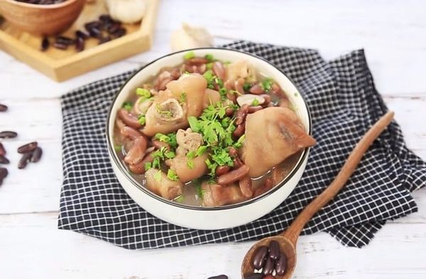 mẹo dân gian gọi sữa về với chân giò hầm đậu đen hoặc đậu xanh