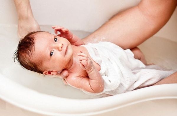 cách chăm sóc trẻ sơ sinh giãn ruột sinh lý