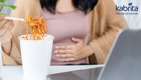 lý do mẹ không nên ăn mì tôm sau sinh