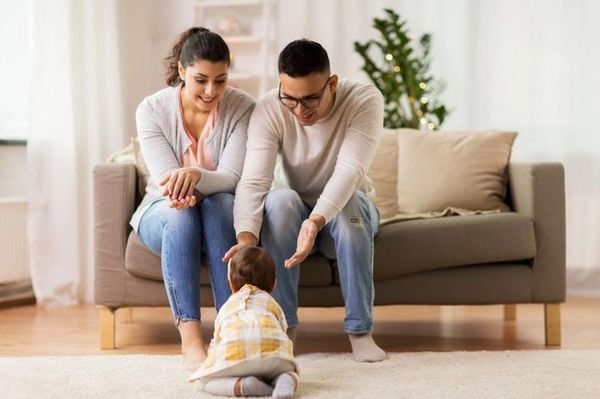 trẻ 6 tháng phát triển khả năng nhận thức