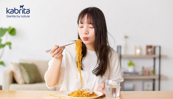 sau sinh ăn mì tôm được không