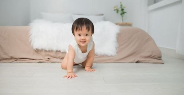 trẻ 6 tháng tuổi biết làm gì