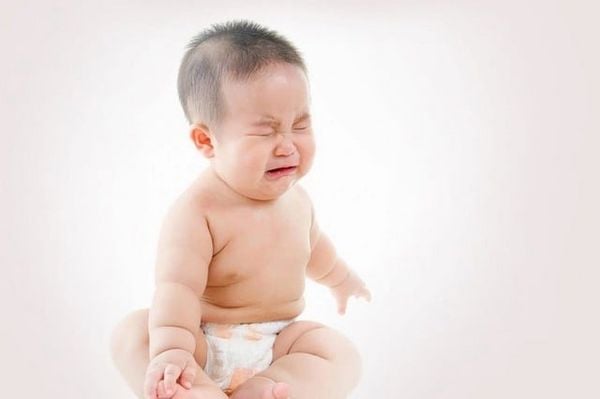 tác hại của việc cho trẻ sơ sinh uống nước sớm