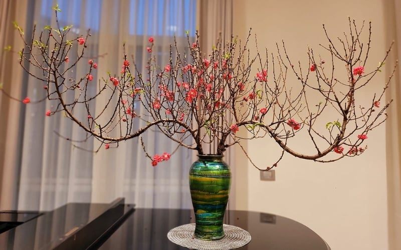 Cách cắm hoa đào để chưng bàn thờ ngày Tết