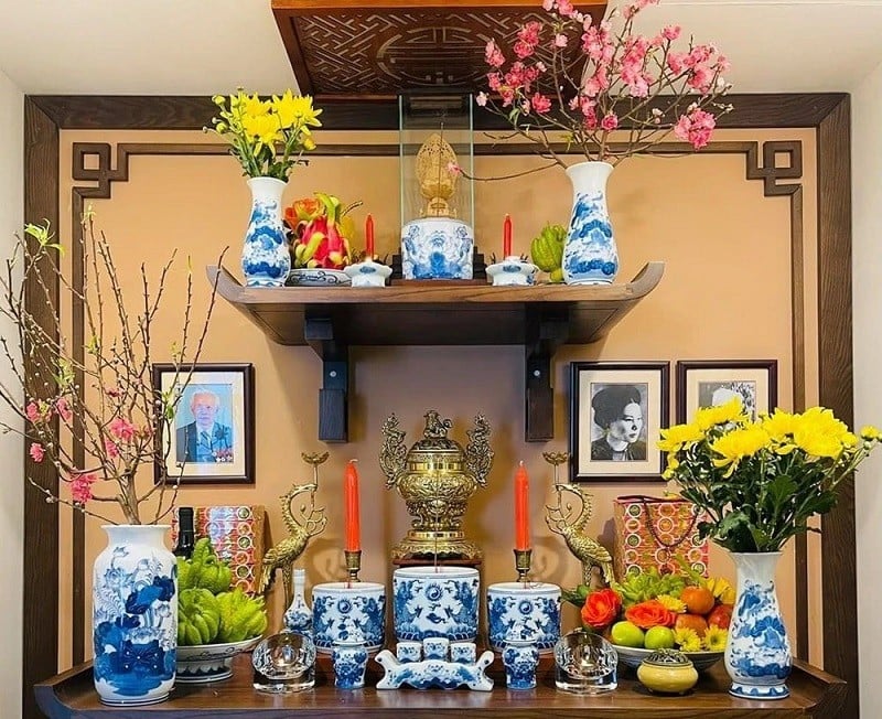 Cắm hoa bàn thờ không chỉ là biểu hiện của sự tôn trọng và lòng thành kính đối với tổ tiên và thần linh mà còn là cách thể hiện lòng biết ơn