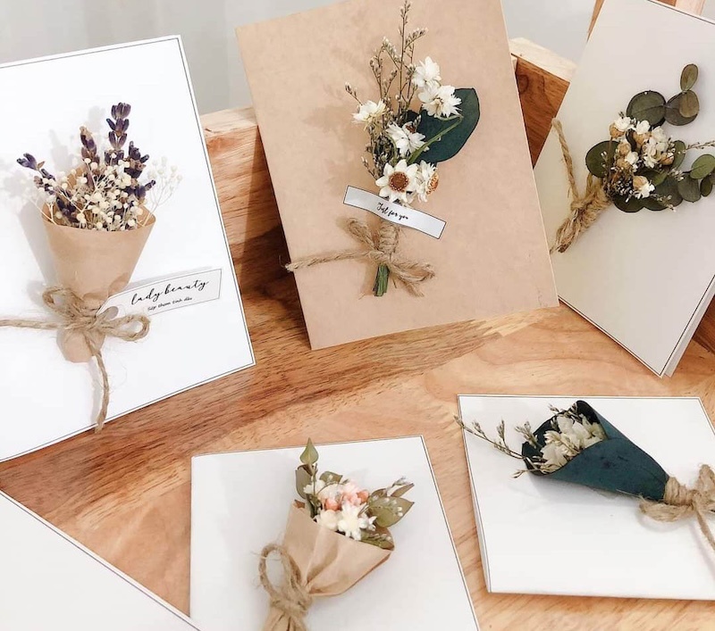 Cách làm trang trí thiệp hoa khô