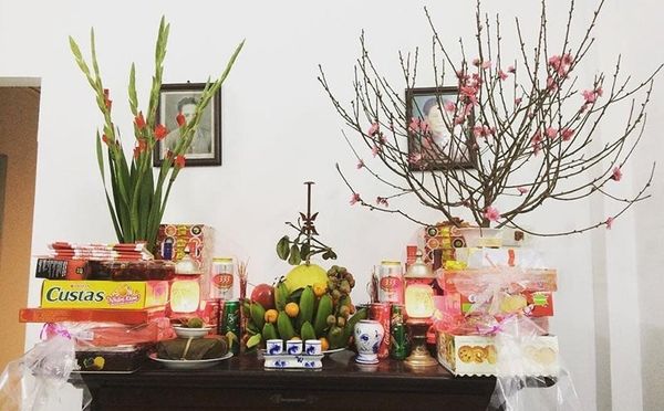 Cắm hoa đào trên bàn thờ gửi gắm ước nguyện về năm mới thịnh vượng