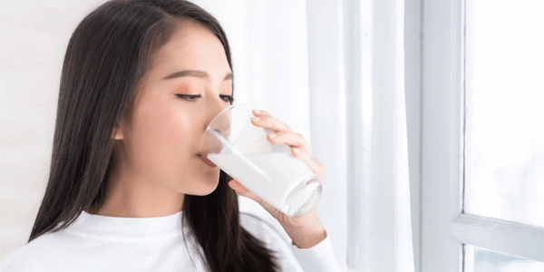 nguoi lon ban ron su dung sua dang nuoc