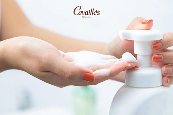 Công dụng dung dịch vệ sinh phụ nữ thực tế và giới hạn