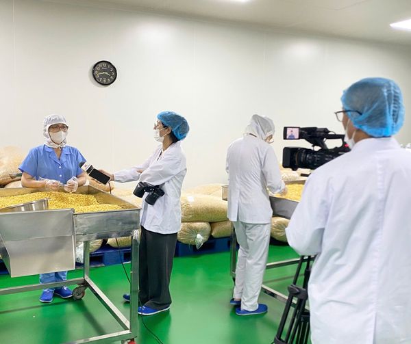 Phóng viên Tạp chí Môi trường và Xã hội phỏng vấn công nhân về quy trình sấy ngô nếp tươi COGY tại khu vực sản xuất MD Food.