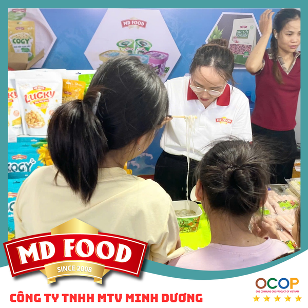 Khach hang dung thu pho say thang hoa MD FOOD tai gian hang