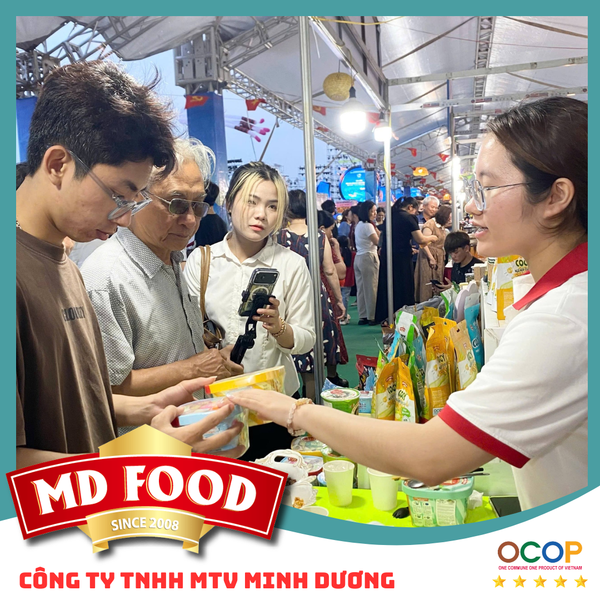 Nhan vien MD FOOD tu van san pham cho khach hang
