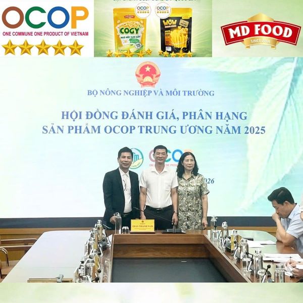 Đại diện MDFOOD chụp ảnh lưu niệm cùng thành viên Hội đồng OCOP Trung ương