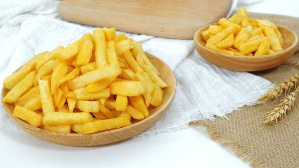 Que khoai tây WOW vàng óng, thơm lừng vị phô mai đậm đà trên đĩa