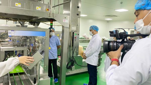 Camera của đài truyền hình VTV quay cận cảnh máy đóng gói bao bì tự động tại MD Food