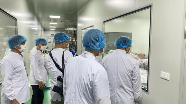 Đoàn công tác Chi cục ATTP tỉnh Ninh Bình quan sát phân xưởng chế biến qua vách kính an toàn