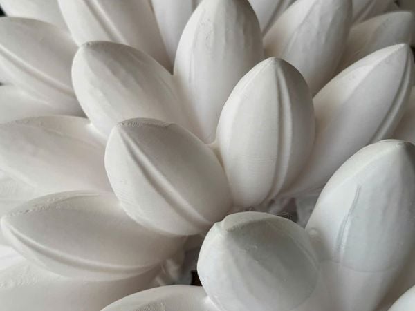 So sánh bề mặt in 3D FDM và in 3D Resin SLA — vân layer in 3D FDM vs mịn in 3D Resin SLA tại 3DMaker TPHCM