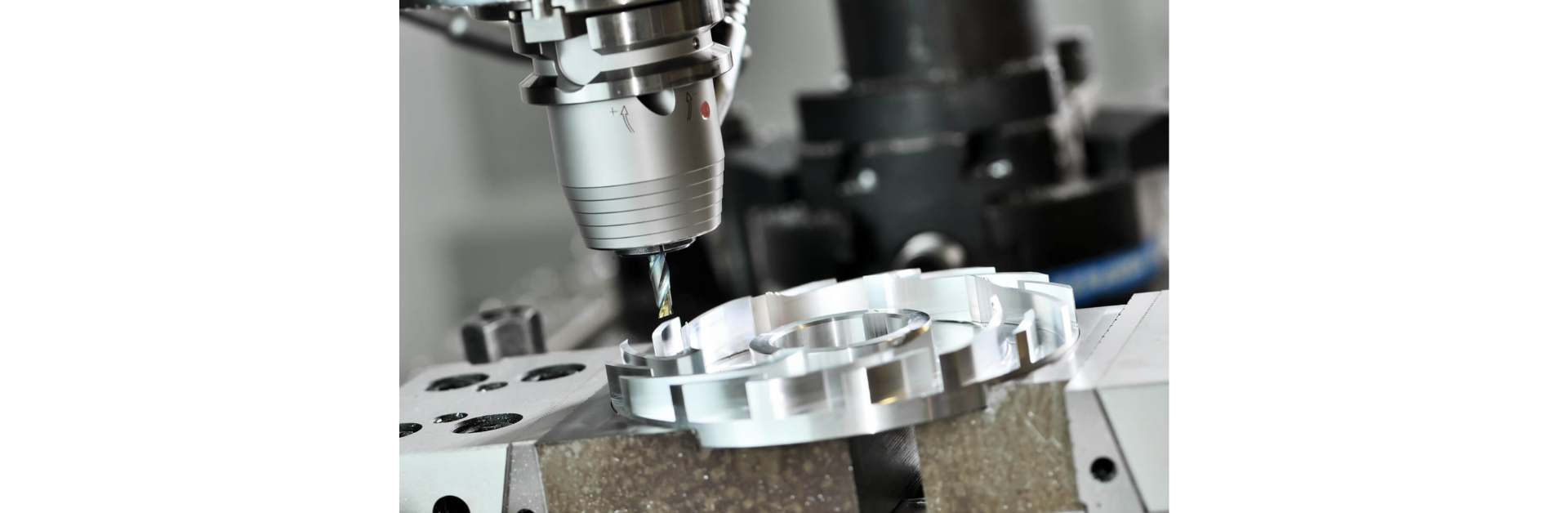 Milling là gì? Phân biệt giữa Phay (Milling) và Tiện (Turning)