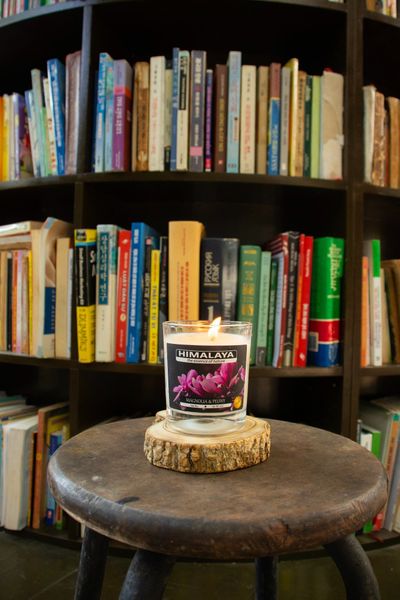 đọc sách với nến thơm