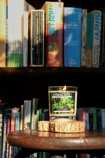 đọc sách với nến