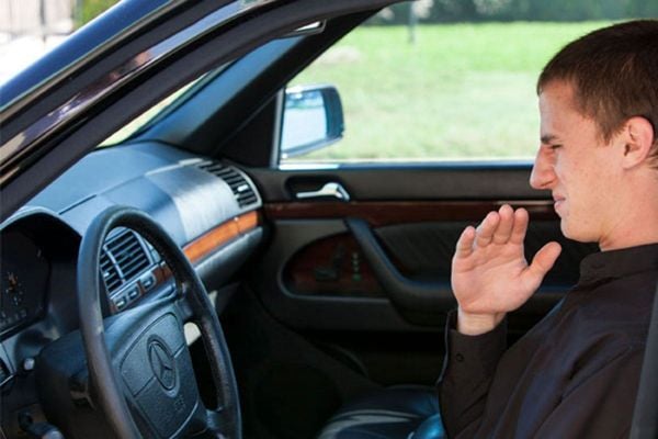 khoan xe hơi có mùi hôi