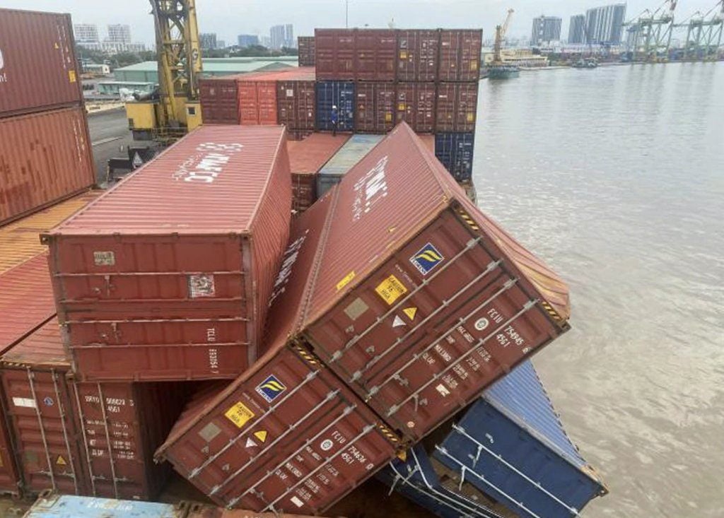 Thông báo với bên bảo hiểm hàng hóa xuất nhập khẩu về sự cố