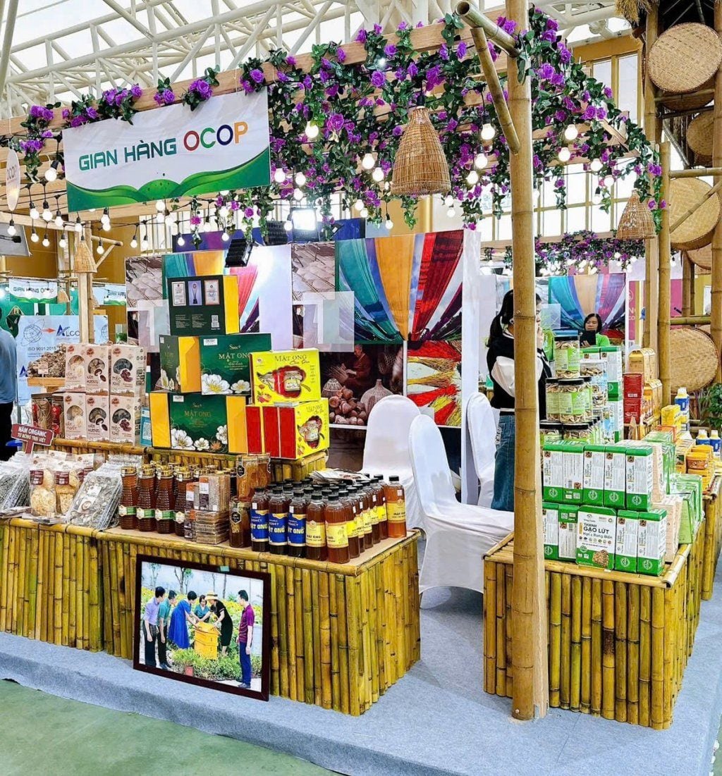 Booth bán hàng giới thiệu sản phẩm, thuyết phục khách mua hàng