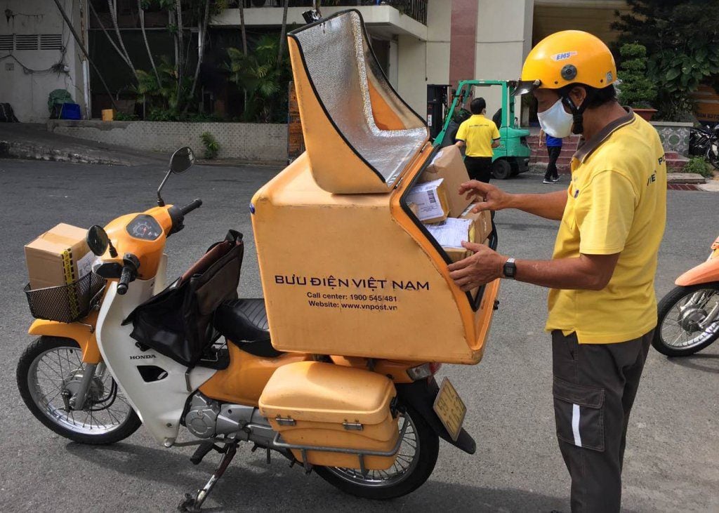 Liên hệ bưu tá vừa giao đơn ngay khi phát hiện mất hoặc hư hỏng hàng hóa