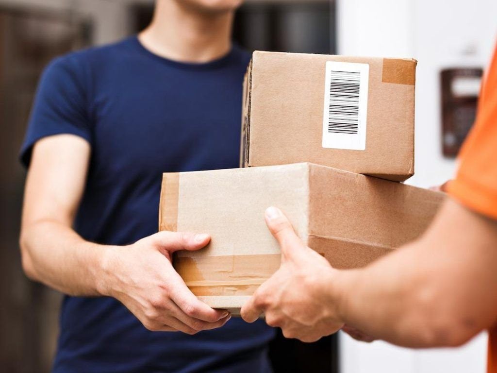 Shipper giao bưu kiện chứa giấy tờ đến tay người nhận