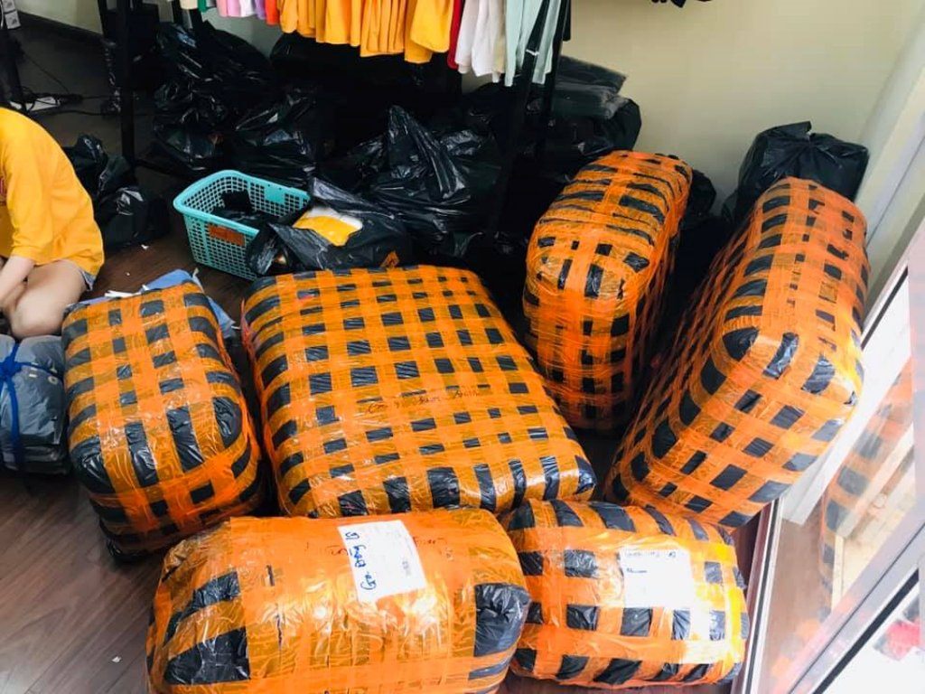 Đóng gói với túi nilong - băng dính phù hợp với shop kinh doanh quần áo sỉ và cần vận chuyển xa.