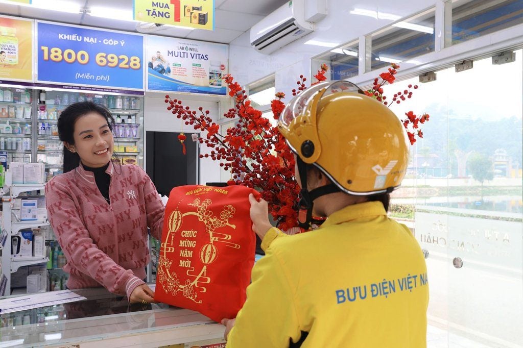 Đặc điểm của hình thức gửi đảm bảo chuyển phát nhanh có báo phát