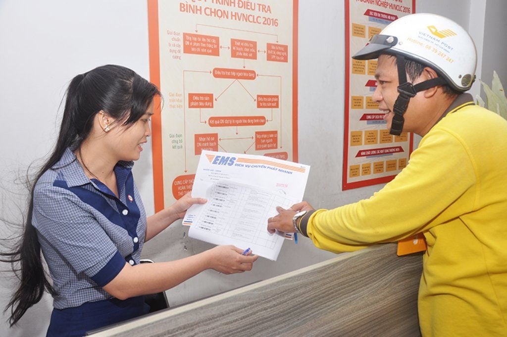 Nhân viên bưu điện xử lý và điều phối hồ sơ BHXH