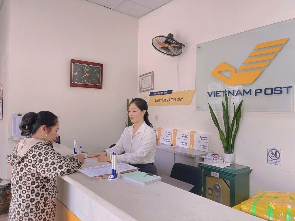 Nhân viên hỗ trợ người gửi hoàn tất thủ tục nộp BHXH