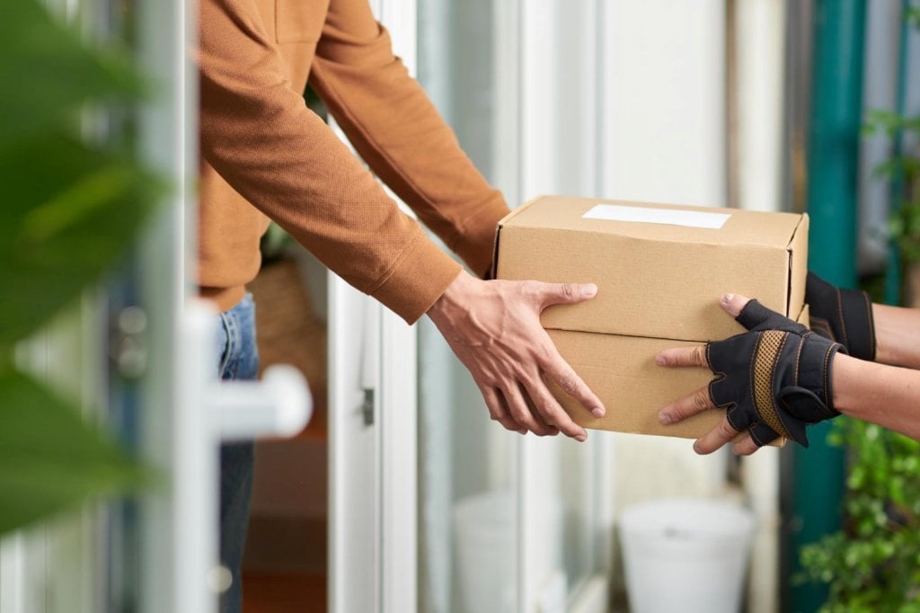 Giao ấn phẩm Marketing đến khách hàng mục tiêu của shop