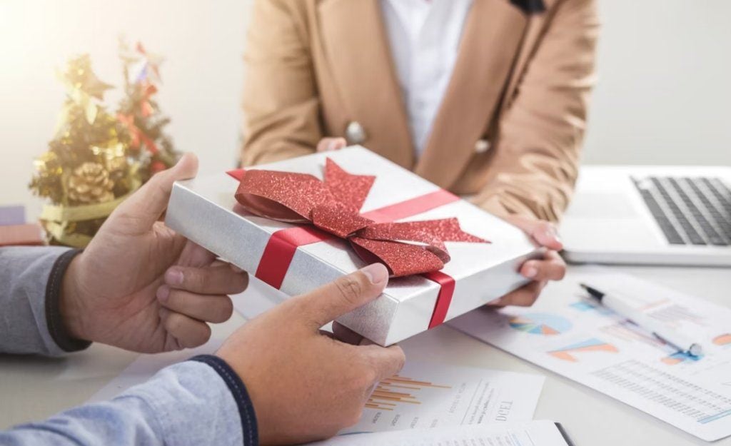 Tiêu chí chọn quà tặng sếp và nhân viên ý nghĩa